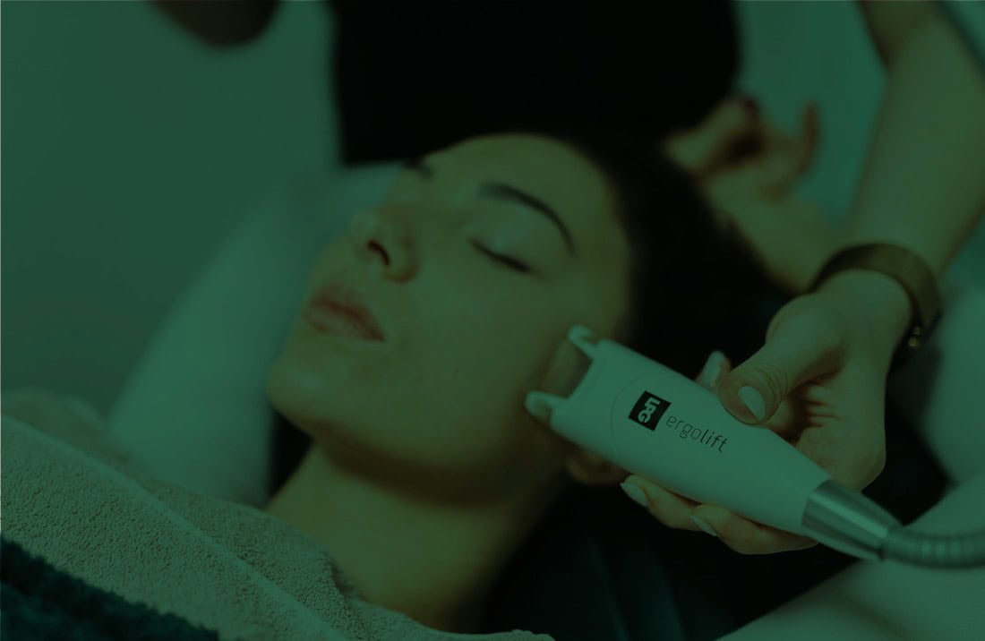 Deep tissue body contouring with SLIMM ergolift device for fat reduction and skin tightening. Non-invasive treatment designed for effective body slimming results.